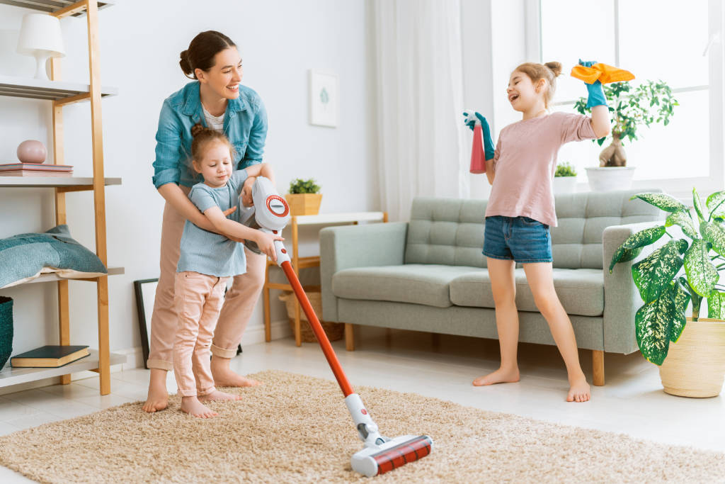 Kinder helfen bei der Hausarbeit